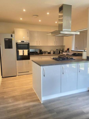 4-room detached furnished home with parking